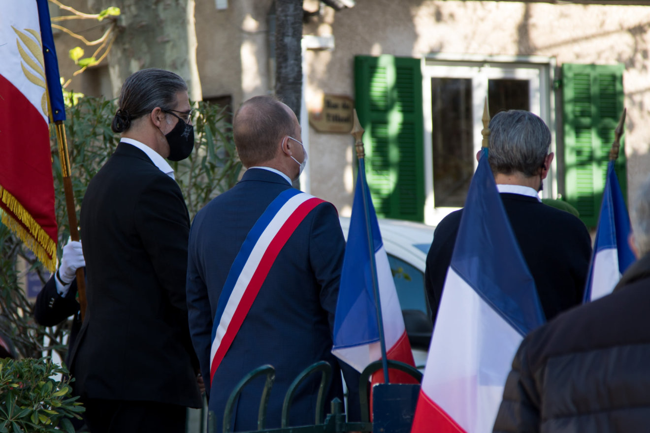 Dépôt de la gerbe de fleurs devant notre Monument aux Morts