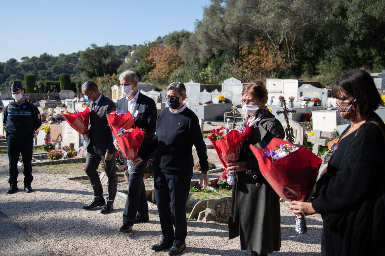 La délégation des représentants du Conseil Municipal à l'hommage du 11 novembre. De gauche à droite :  - M. MONCHO, 3e adjoint au maire délégué à la sécurité  - M. BOUIX, conseiller municipal d'opposition  - MME DE QUERO, 2e adjointe au maire déléguée à la cohésion sociale, aux solidarités, et au handicap  - MME GRANGE, 8e adjointe au maire déléguée à la culture, aux traditions et à la Bastide aux Violettes  - MME PELLEGRINO, conseillère municipale